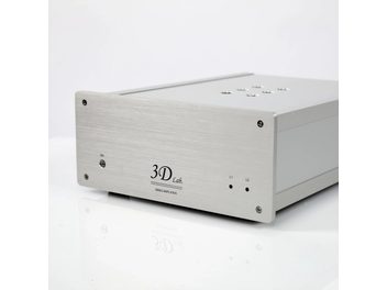 Förstärkare 3D Lab Nano V5 i borstad aluminium, framifrån, 2 knappar, 2 lysdioder, kontakter på baksidan