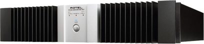 Frontvisning af Rotel RB-1050 effektforstærker, børstet aluminiumsfacade, sorte køleplader, volumenkontrol
