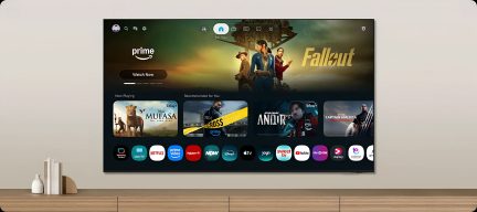 Vægmonteret fladskærms-smart-tv med Prime Video-interface, der viser Fallout og en række streamingapps