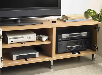 Svetel lesen TV-element z vgrajeno avdio-video opremo: igralna konzola, DVD-predvajalnik, AV-sprejemnik in univerzalni daljinski upravljalnik Logitech IR Extender System