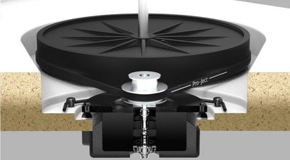 Hi-fi Pro-Ject X1 pladespiller i piano sort, lakeret sort finish. Nærbillede, ovenfra. Mat sort pladedæksel, sort tonarm