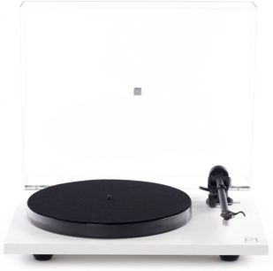 Tocadiscos hi-fi Rega Planar 1 Plus blanco mate con base rectangular, plato circular negro, brazo de lectura negro, cubierta transparente