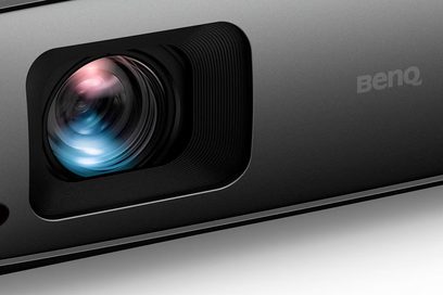 BenQ W4000i projektor set forfra, med fremspringende orange linse og sort ventilationsgitter