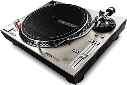 Wysokiej klasy gramofon Reloop RP 7000 MK2 w kolorze srebrnym, widok z góry, czarna tarcza, ramię odczytujące, przyciski sterujące