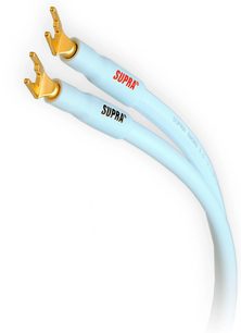 Cavi audio Supra Sword azzurro chiaro 2x3m, connettori a banana dorati, disposti curvi su sfondo bianco
