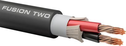 Cablu de difuzor stereo Oehlbach FusionFour negru cu înveliș din PVC, vedere laterală în secțiune care dezvăluie doi conductori din cupru răsuciți sub izolații roșie și neagră, înconjurați de fibre crem