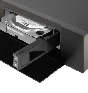Lecteur multimédia R_volution Player One 8K noir, vue de face en perspective, tiroir ouvert, façade en métal brossé