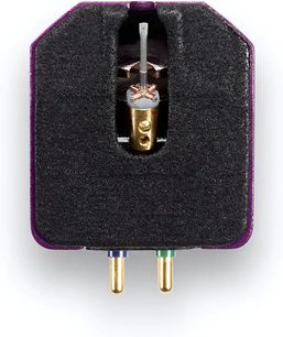 Κεφαλή πικάπ βινυλίου Vertere Acoustics MC XtraX, μπροστινή κοντινή λήψη, μαύρο υφασμάτινο σώμα, διαμαντένια ακίδα, επιχρυσωμένες υποδοχές