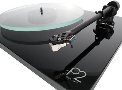 Rega Planar 2 sort lakeret pladespiller, set oppefra i nærbillede, tonarm med pickup, glasplade