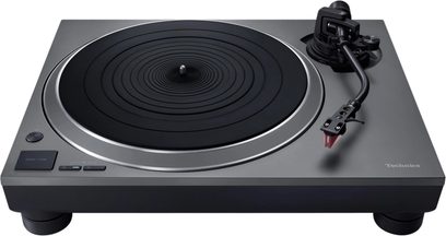 szürke, közvetlen meghajtású Technics SL-1500CS lemezjátszó fekete, bordázott tányérral és S alakú karral, piros hangszedővel