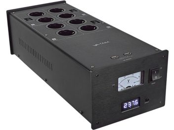 Strømrenser Taga Harmony PC-8000DC sort, set fra vinkel, 8 runde stik, digitalt display, afbryder, voltmeter