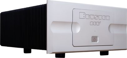Amplificator de putere hi-fi Bryston 28B3 argintiu, cu panou frontal simplificat și radiatoare negre laterale, vedere din trei sferturi