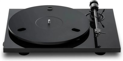 Czarny gramofon Pro-Ject E1.2 widziany z góry, duży okrągły talerz i ramię odczytu po prawej stronie