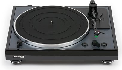 Gramofon Thorens TD 102 A v černém lesklém provedení, pohled shora, černý kruhový otočný talíř, stříbrné rameno s přenoskou