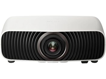 Biely videoprojektor Epson EH-LS7000, pohľad spredu s centrálnym objektívom a čiernou rebrovanou mriežkou
