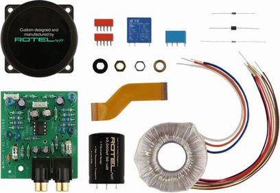 „Rotel RSP1576" sidabrinės spalvos namų kino žemųjų dažnių stiprintuvas su elektroninėmis detalėmis, laidais, toroidiniais transformatoriais ir spausdintinėmis plokštėmis