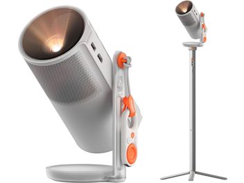 Videoproiector cilindric gri deschis din aluminiu XGIMI MoGo 4 montat pe suport PowerBase Stand argintiu, vedere din trei sferturi stânga, cu grilă frontală perforată, porturi USB laterale și accente portocalii