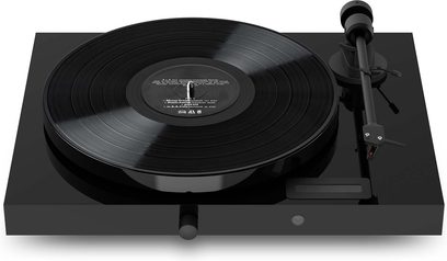 Pro-Ject Juke Box E1 yüksek kaliteli plak çalar, siyah dairesel tabla, düz okuma kolu, kartuş ve ön panel düğmesi