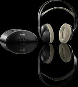AKG K 912 åbne hovedtelefoner set fra siden, ovale beige transducere, sort hovedbøjle og ørekopper, kablet fjernbetjening på siden