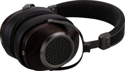 Zwarte en bruine Sendy Audio Anser Zebrano hifi-hoofdtelefoon met houtnerf op de oorschelpen en ronde roosters, in driekwartaanzicht