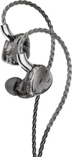 Auriculares FiiO FA19 en policarbonato gris ahumado translúcido con carátulas de diseño geométrico plateado, puntas de silicona negras y cable trenzado gris oscuro, vista en primer plano en ángulo tres cuartos