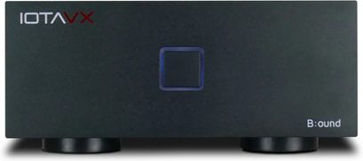 Amplificador de potência de alta fidelidade IOTAVX B:ound preto, visto de frente, com botão quadrado central contornado em azul