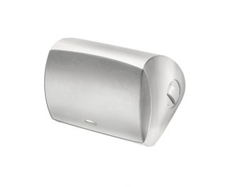 Cassa da esterno Stylus 470-SM, vista prospettica, griglia perforata frontale, corpo arrotondato, pulsante laterale integrato
