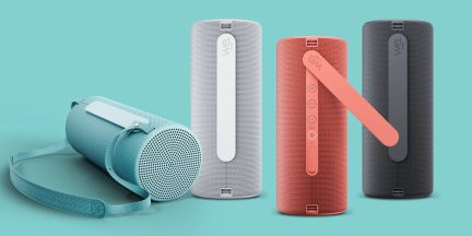 Cylindryczne przenośne głośniki Bluetooth We w jasnoniebieskim, białym, koralowym i szarym kolorze z paskiem na nadgarstek i widocznymi przyciskami sterowania