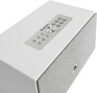 Valkoinen Audio Pro C5 MKII W -älykaiutin, jossa vaaleanharmaa etusäleikkö ja hopeanväriset säätimet päällä