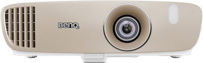 Bežový projektor Benq W2000, pohled zepředu, objektiv uprostřed, boční ventilační mřížky, logo Benq