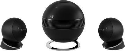 Cabasse iO3 2.1 højttalersæt på mat sort stander og The Pearl SUB i mat sort, set forfra, bestående af en sfærisk subwoofer og to runde satellithøjttalere