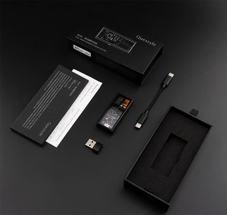Hodetelefonforforsterker i høyoppløselig kvalitet M15i, sett ovenfra, gjennomsiktig kabinett, USB-C-kabel, USB-A-adapter, svart eske, trykte dokumenter