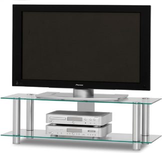 Tv-møbel i glas og metal med 2 hylder, sort fladskærm, 2 sølvfarvede audio-/videoapparater placeret ovenpå
