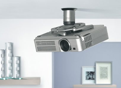 Vogel's VPC 545 loftophængt videoprojektor-beslag i sølvfarvet metal, set fra en trekvartvinkel forfra med projektoren monteret