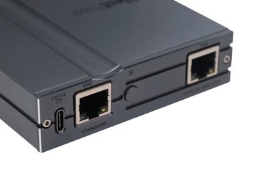 iFi Audio LAN iPurifier Pro strømrenser, set fra vinkel, 2 Ethernet-porte, 1 USB-C-port, grå metalhus