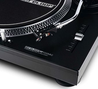 Reloop RP1000MK2 plak çalar, okuma kolu ve mat siyah plak üzerine yakın çekim üst görünüş, Ortofon iğne