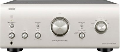 Stereo hi-fi zosilňovač Denon PMA-2010AE, pohľad spredu, strieborná predná časť s tlačidlami, gombíkmi a konektormi na prednej strane