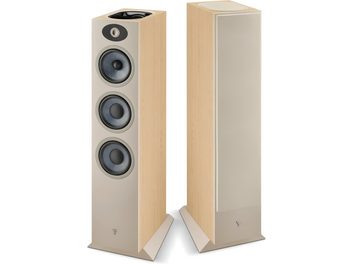 Set aus zwei Focal Theva N°3-D Standlautsprechern in hellem Eichenholz, aus Dreiviertelansicht, mit drei runden Frontlautsprechern, einem nach oben gerichteten Lautsprecher und einem abnehmbaren Gitter, das einen der Lautsprecher abdeckt