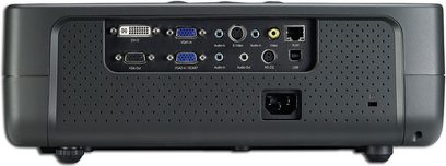 Optoma EP781 videoprojektor set forfra, audio/video-tilslutninger, VGA- og HDMI-porte, kontrolknapper på toppen