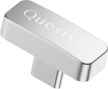 Trasmettitore Questyle QCC Dongle argento, corpo rettangolare in metallo con logo, connettore USB‑C sul lato inferiore, vista angolata