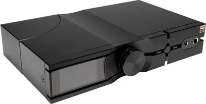 Černý obdélníkový hi-fi sluchátkový předzesilovač s velkým čelním displejem, velkým otočným ovladačem a dvěma jackovými výstupy na pravé straně čelního panelu