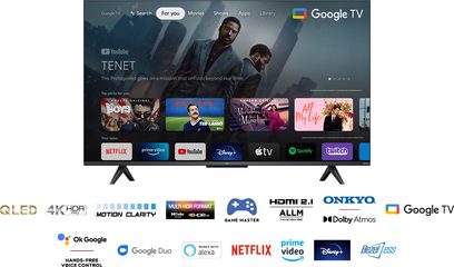 TCL 43QLED760 2022-fjernsyn, der viser en brugergrænseflade med streaming-apps og to mænd i jakkesæt på skærmen