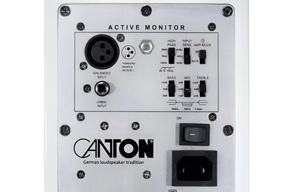 Заден панел на активен студиен монитор Canton с XLR и жак входове, EQ настройки и мрежов превключвател
