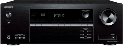 Facciata nera dell'amplificatore home theater Onkyo TX-NR5100, display verde, pulsanti e manopole di controllo
