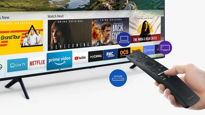Samsung QE55Q60R-tv, der viser en brugergrænseflade med miniaturebilleder af film og tv-serier, betjent med en fjernbetjening