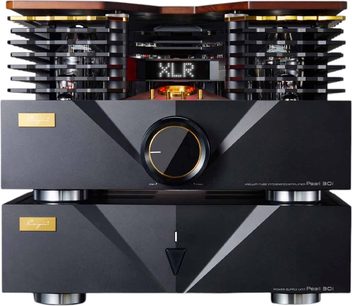 Integrovaný stereo hi-fi zesilovač Cayin Pearl 30I, pohled zepředu, matný černý kovový rám s šikmým předním panelem, velký centrální kulatý ovládací knoflík objemu lemovaný zlatem, horizontální mřížky odhalující elektronky a XLR displej, umístěný na přiloženém napájecím bloku se stříbrnými válcovými nožičkami