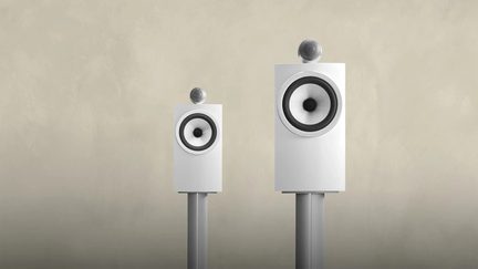 Par hvite hi-fi-høyttalere på stativ, sett forfra, med sfærisk diskant og grå høyttaler
