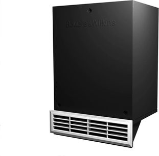 Vestavný subwoofer Bowers & Wilkins ISW-3, matně černá skříň, lamelová kovová mřížka, pohled z tříčtvrtečního úhlu