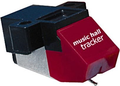 Sort og rød Music Hall USB-1 pladespiller, set fra 3/4 bagfra, pickup og tonarm synlige