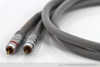 Grå RCA-lydkabel med forgyldte metalstik, grå flettet kappe, nærbillede af enderne